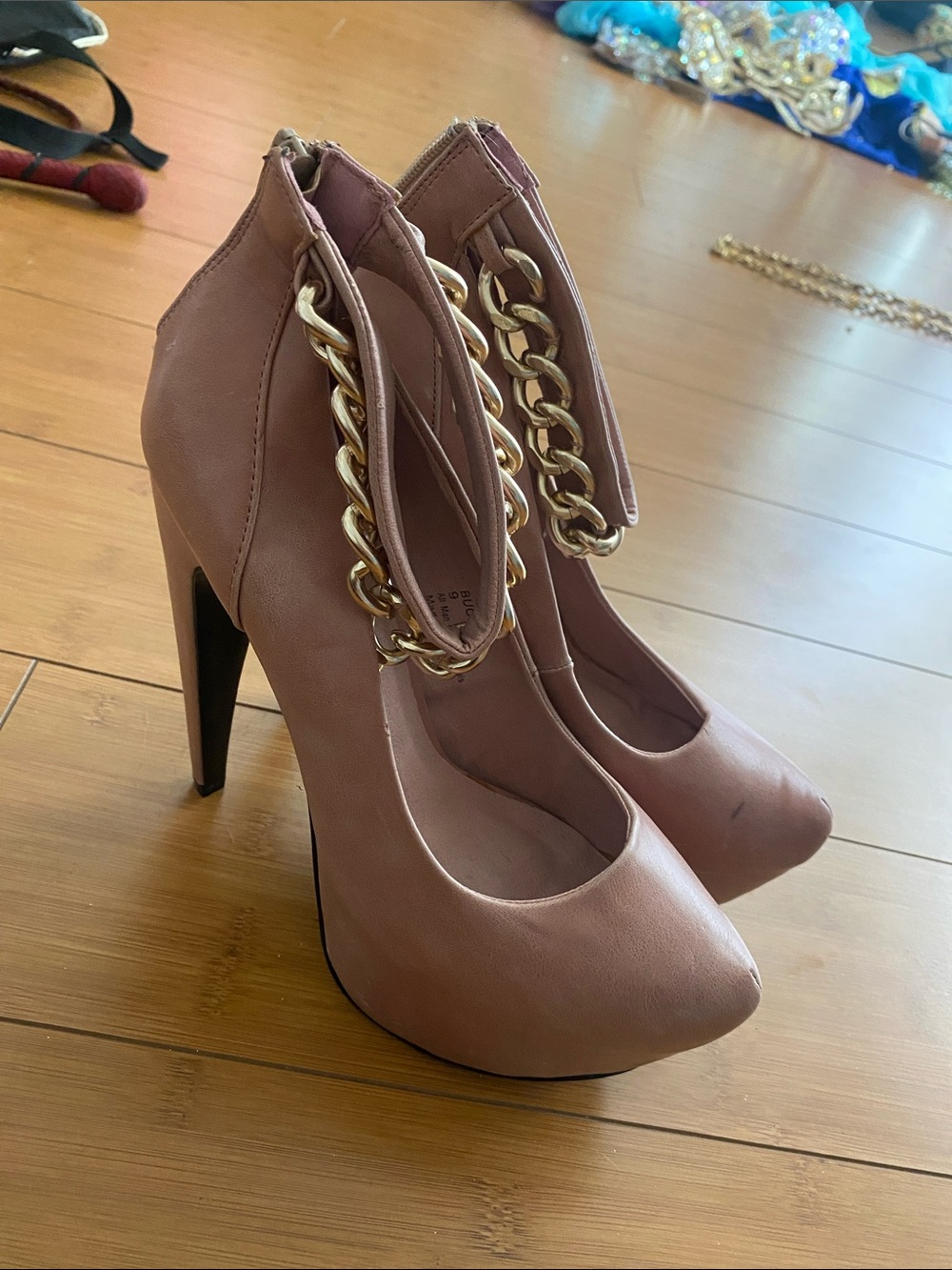 New sexy heels with gold chain